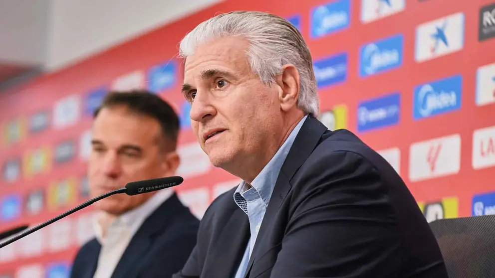 Antonio Cord&oacute;n en la presentaci&oacute;n de Luis Garc&iacute;a Plaza con el Sevilla FC | Salvador L&oacute;pez Medina para El MIRA