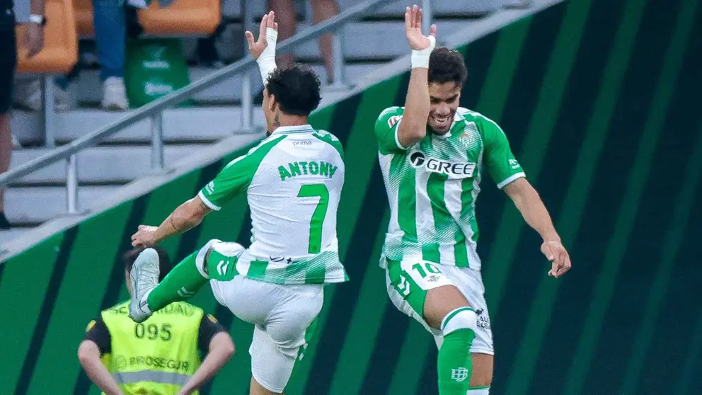 Antony y Abde celebran un gol en el Real Betis - Levante | @LaLiga