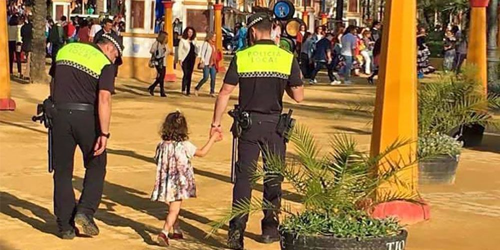 Agentes de la Policía Local acompañan a una menor perdida en la Feria del Caballo de 2016 | Foto de Álvaro Ojeda