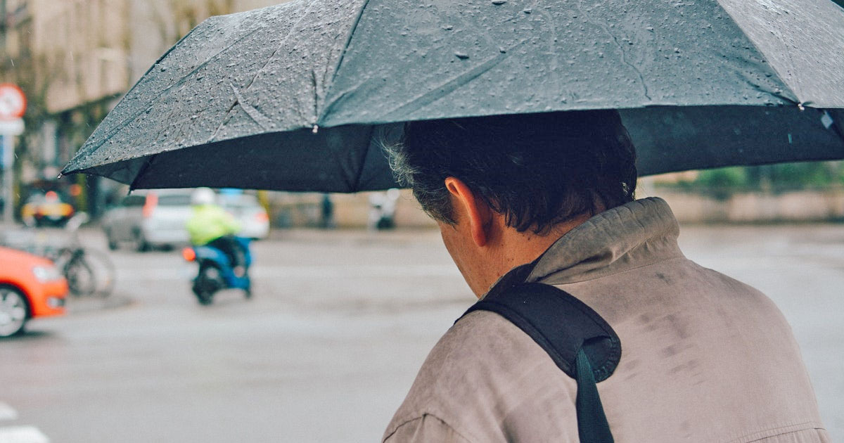 Un hombre con un paraguas