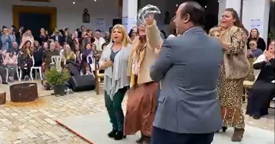 Mamen Sánchez no ha dejado pasar la oportunidad para subirse al tablao, tocar las palmas, cantar y bailar en la celebración de la Zambomba BIC Jerez