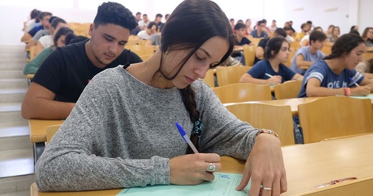 Una alumna examinándose de PEvAU