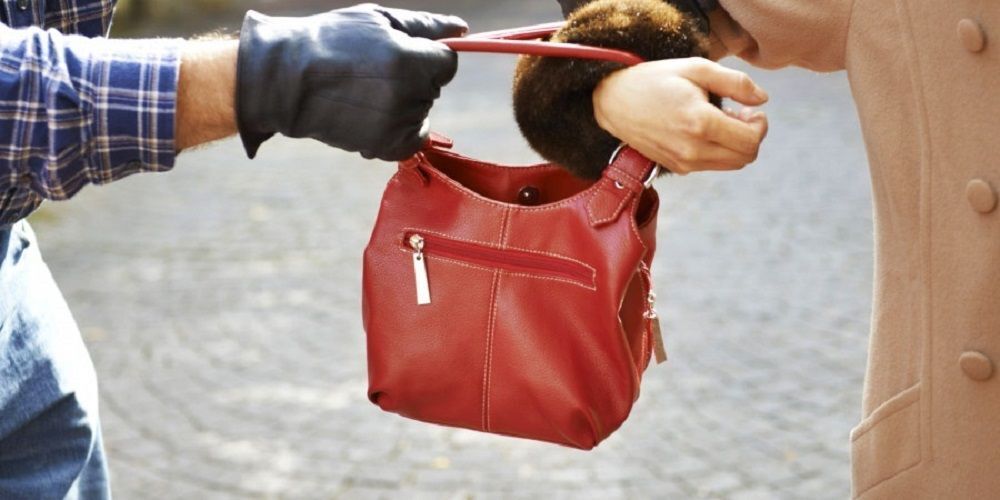 Pierde un zapato en un forcejeo por un bolso y le detienen por ir descalzo en Jerez