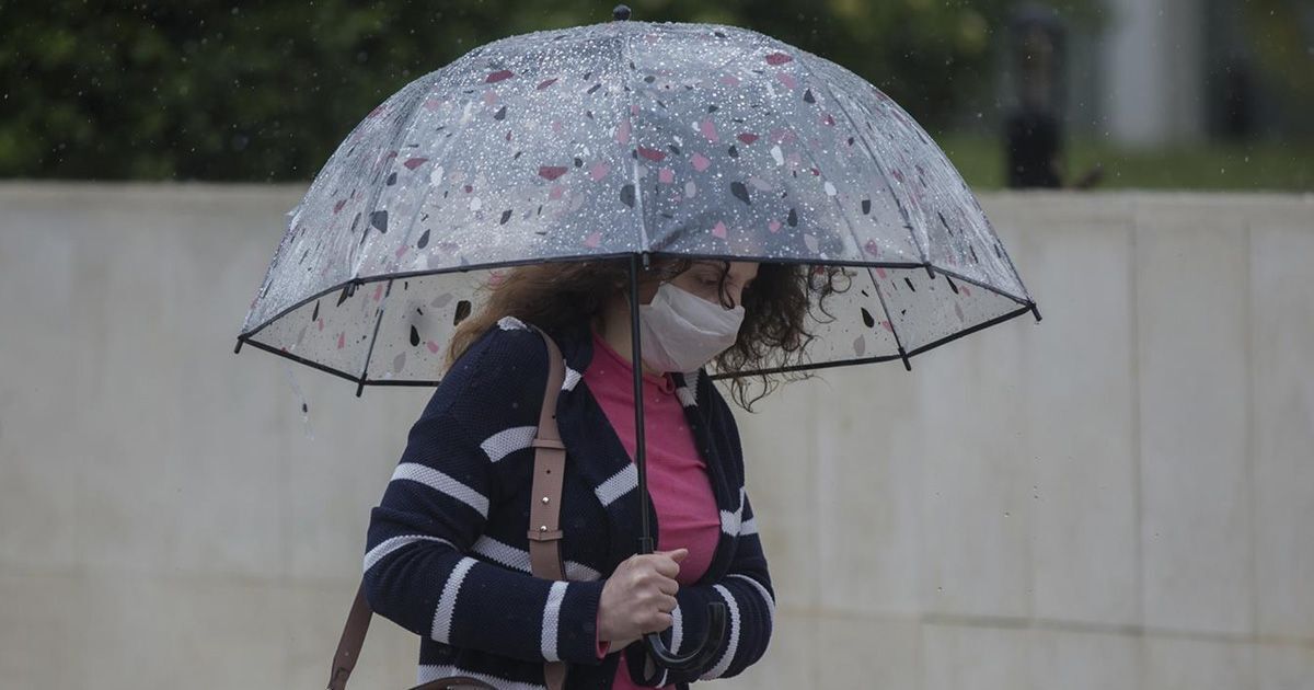 Una mujer con un paraguas