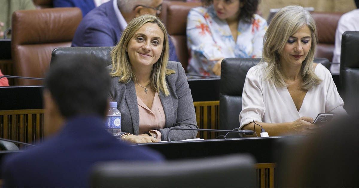 La consejera de Fomento, Infraestructuras y Ordenación del Territorio de la Junta, Marifrán Carazo, junto a la consejera de Cultura y Patrimonio Histórico, Patricia del Pozo, durante una sesión plenaria | María José López - Europa Press