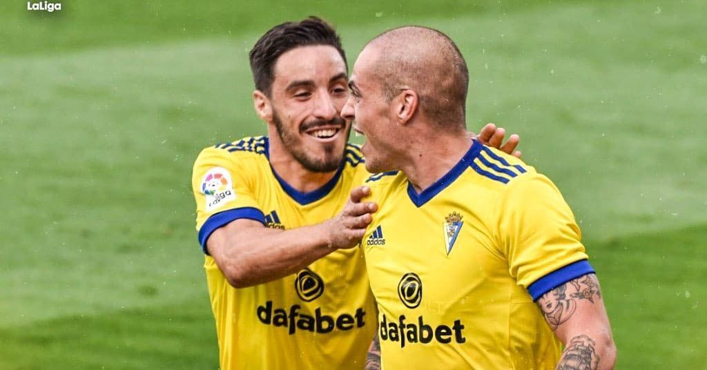 Iza Carcelén y Jorge Pombo, jugadores del Cádiz CF, celebrando el tanto ante el SD Huesca | La Liga Santander