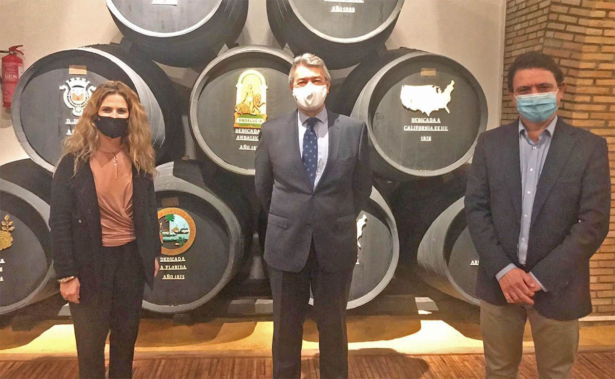Ana Mestre, delegada del Gobierno andaluz en la provincia, acompañada por el delegado territorial de Agricultura, Daniel Sánchez, se reúne con César Saldaña, presidente del Consejo Regulador del Vino, para mantener la colaboración en temas de vital importancia para el Marco de Jerez 