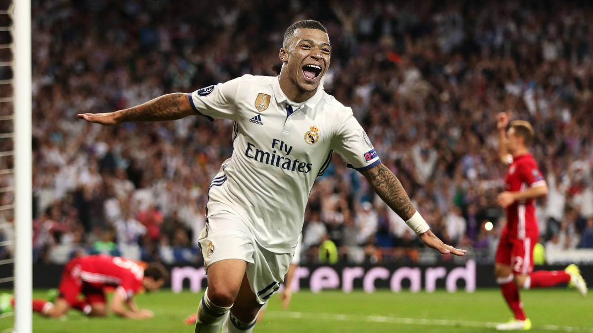 Kylian Mbappé en un montaje con la camiseta del Real Madrid CF, club más interesado en hacerse con sus servicios