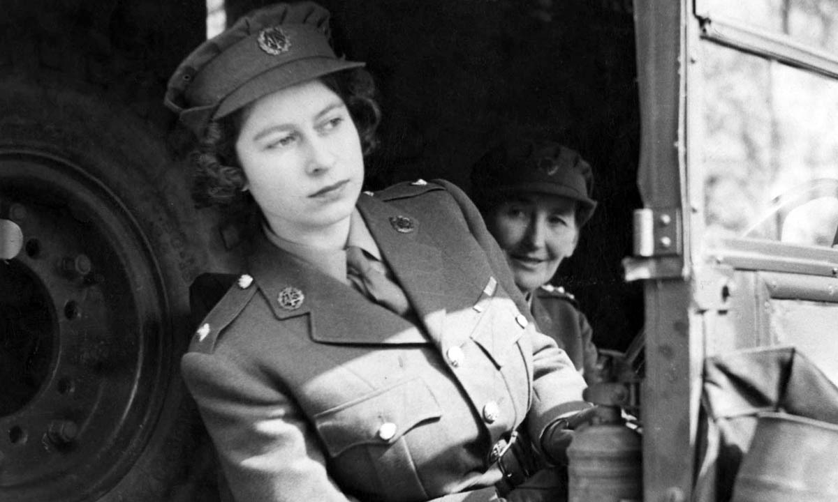 La Reina Isabel II en una ambulancia durante su servicio de guerra en el Servicio Territorial Auxiliar en abril de 1945 | Popperfoto