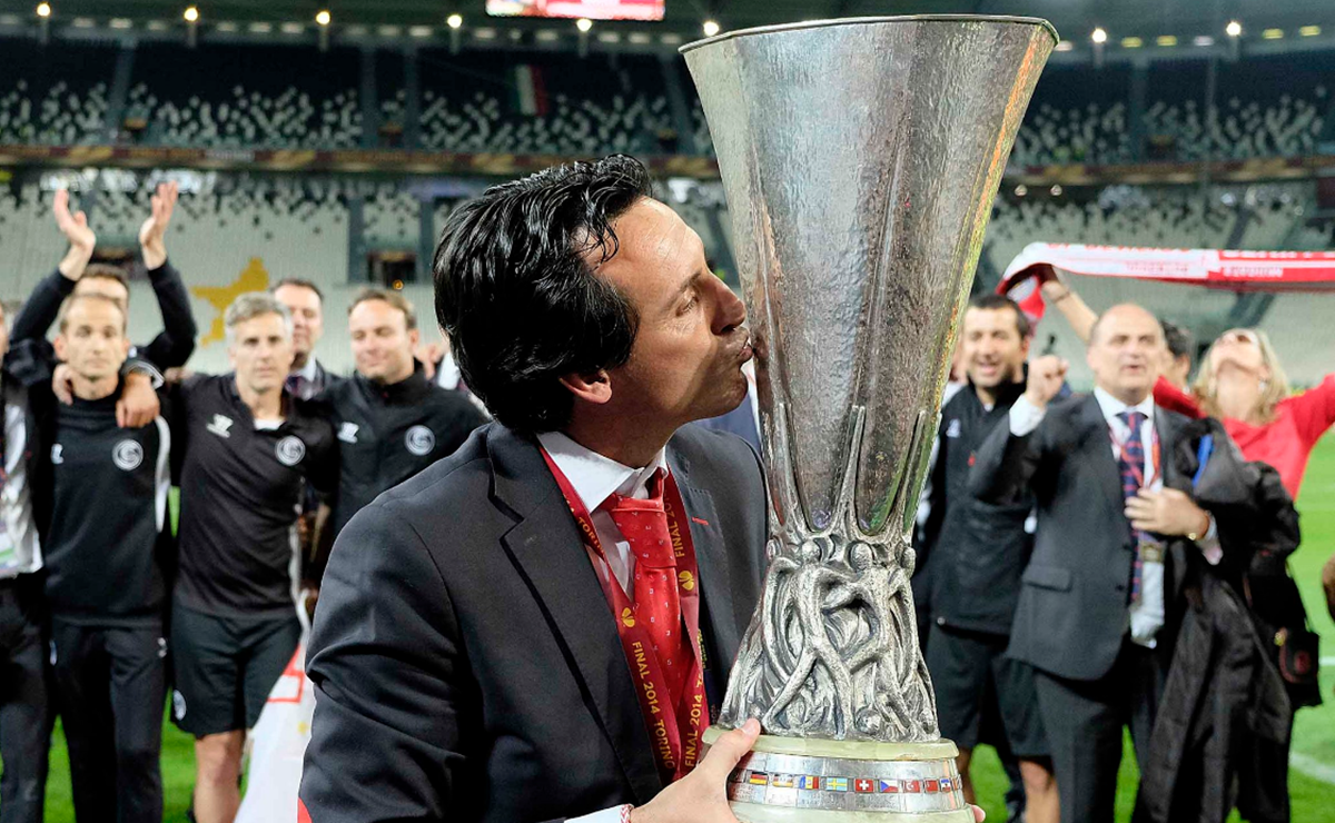 Unai Emery besa la copa de la Europa League