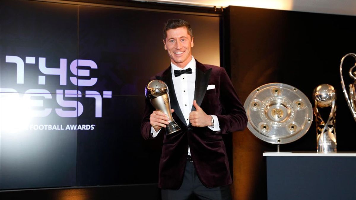 Robert Lewandowski con el premio The Best