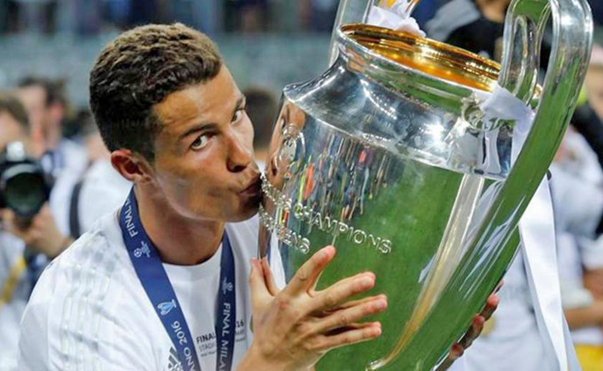 Cristiano Ronaldo besa la Champions League