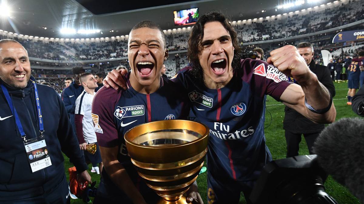 Kylian Mbappé junto a Cavani celebrando la Copa de la Liga