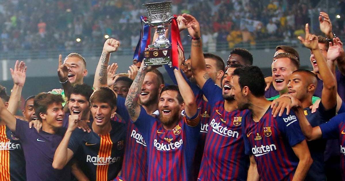 Lionel Messi levanta la Supercopa de España con el FC Barcelona