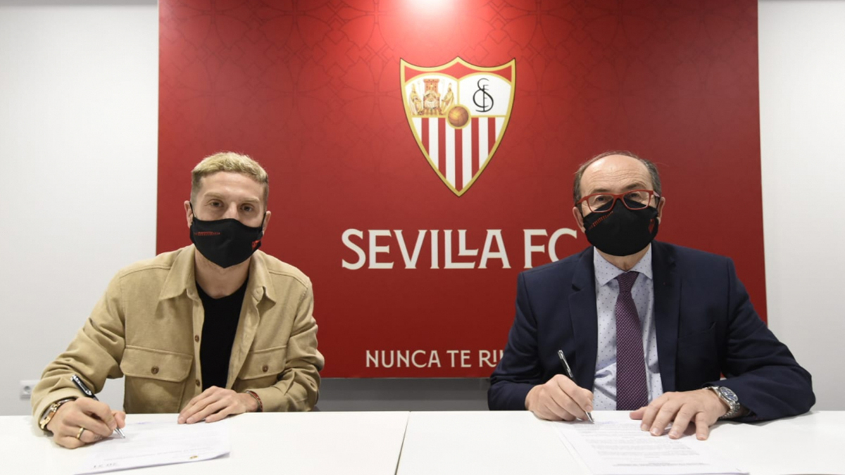 Papu Gómez firma con el Sevilla FC