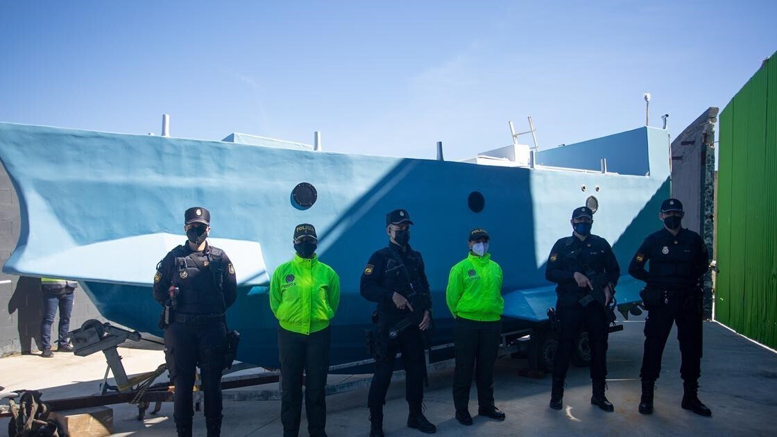 Policías Nacionales frente a la embaración