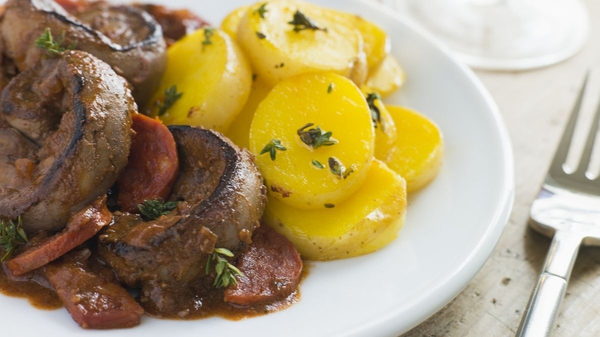 Riñones al jerez con chorizo y patatas panaderas