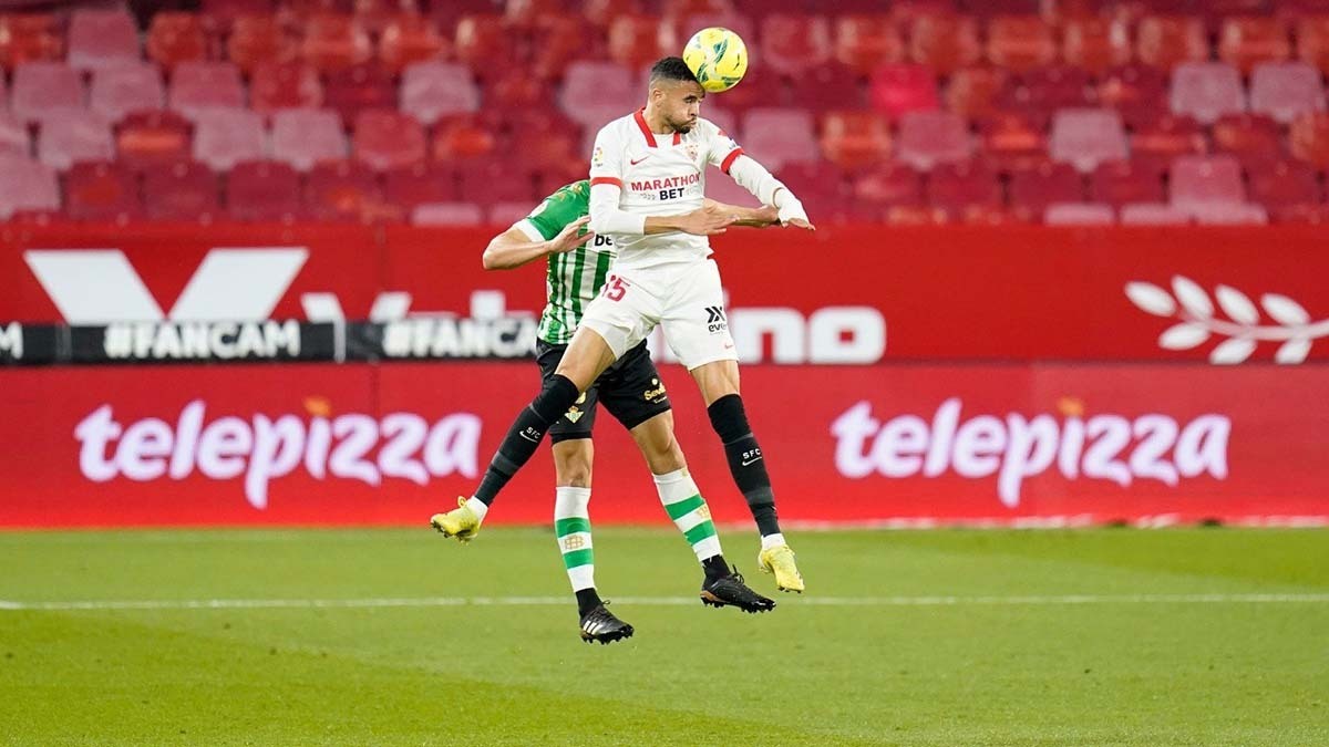 En-Nesyri en un choque del Sevilla-Real Betis