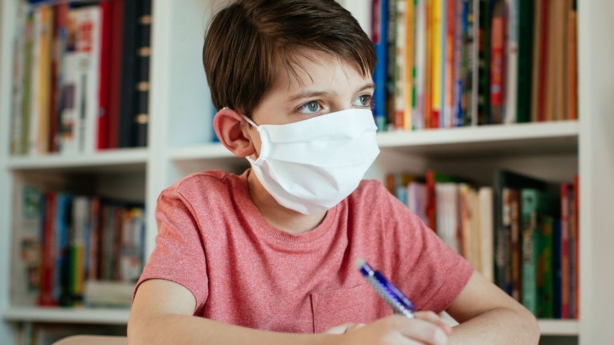 Niño con mascarilla