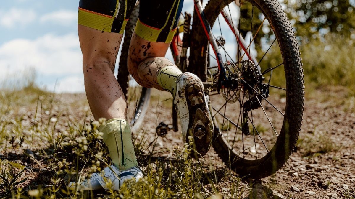 Ciclista por camino rural | Imagen de Archivo