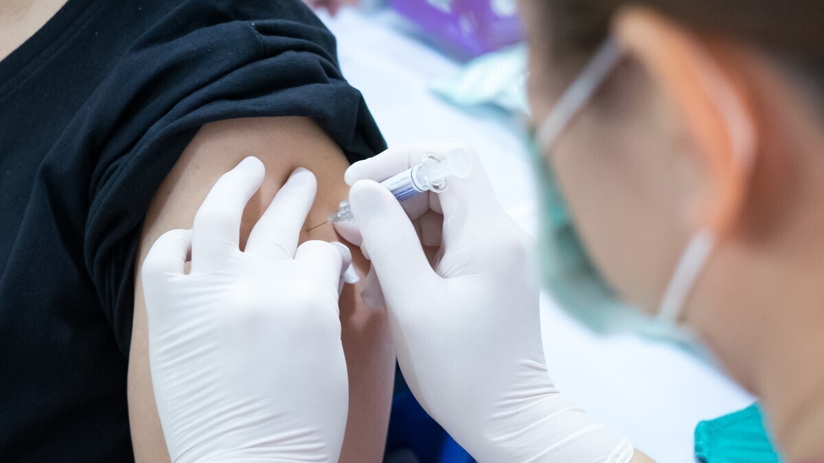 Médico vacuna a una mujer