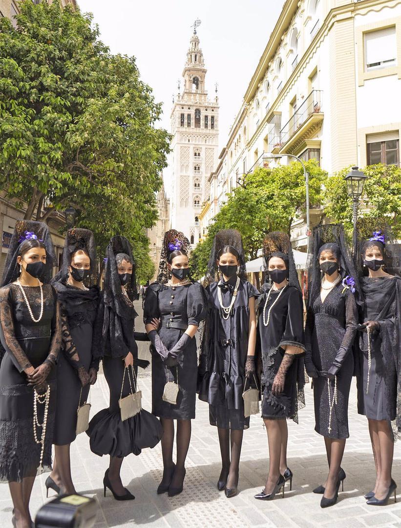 Perfomance en Sevilla de mujeres con mantillas negras -