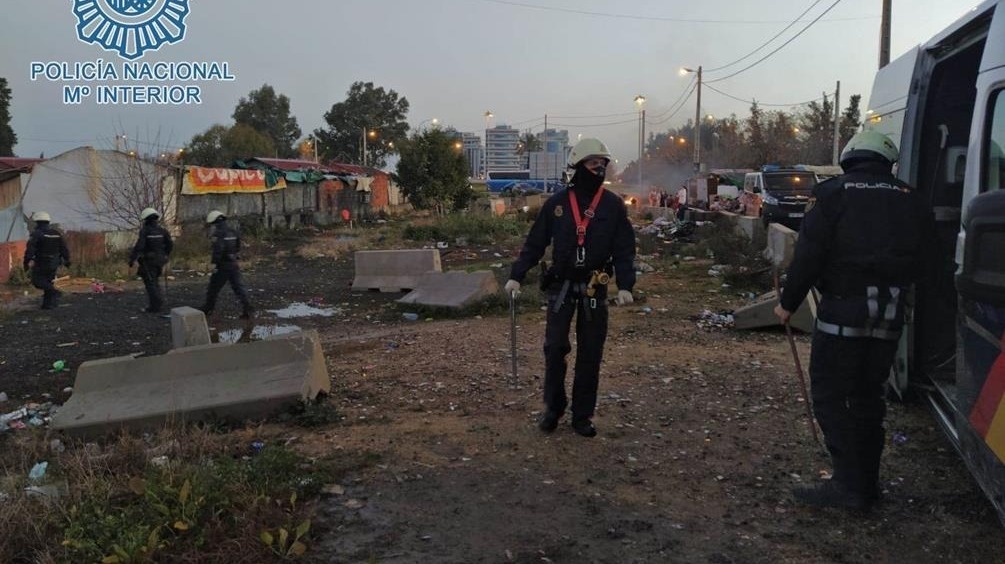 Policía Nacional durante su actuación en El Vacie (Sevilla)