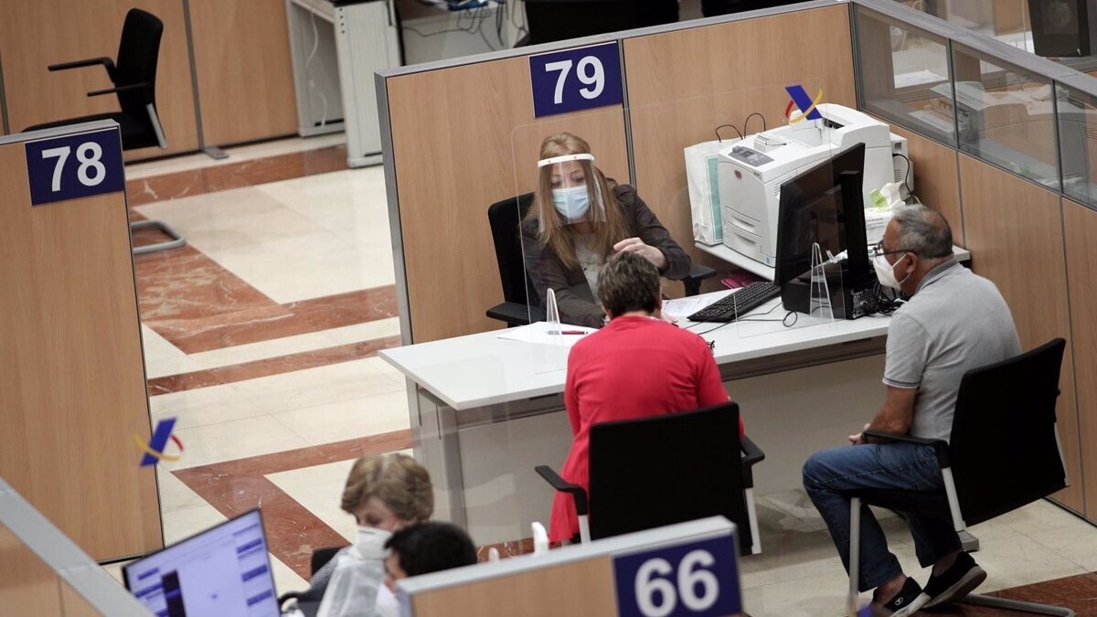 Trabajadora en oficina de Agencia Tributaria