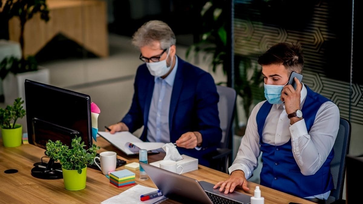 Trabajadores con mascarilla