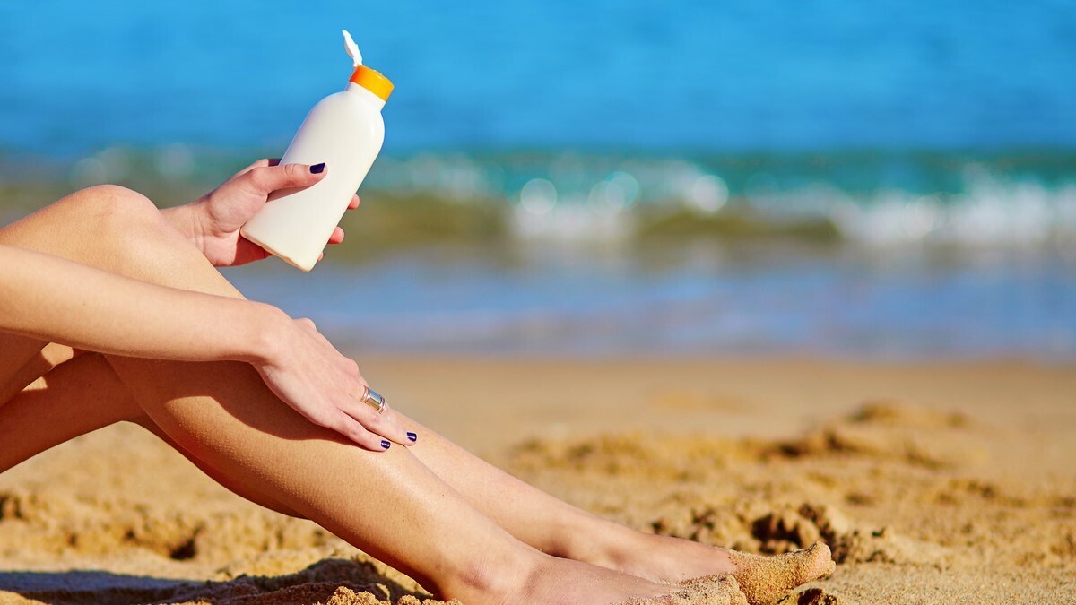 mujer en la playa protección solar