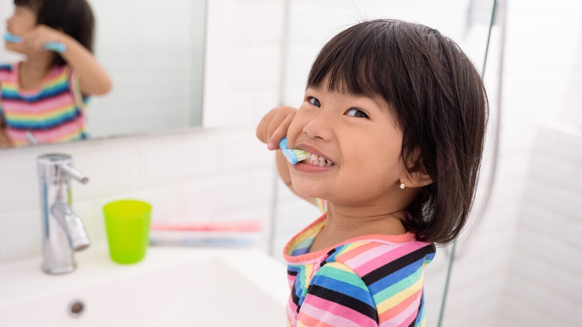 niña higiene dental