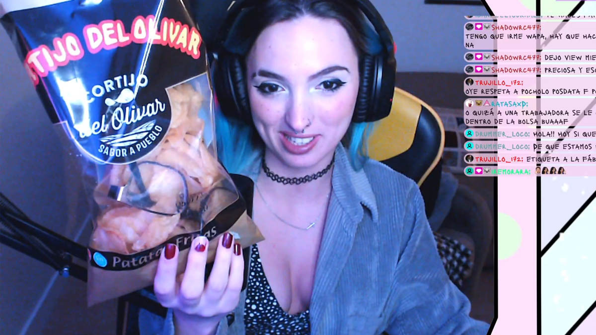 Paula Payán y las gafas en el paquete de patatas