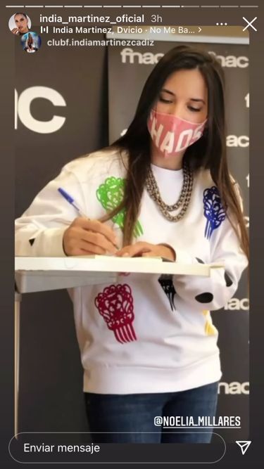 India Martínez en su firma de libros