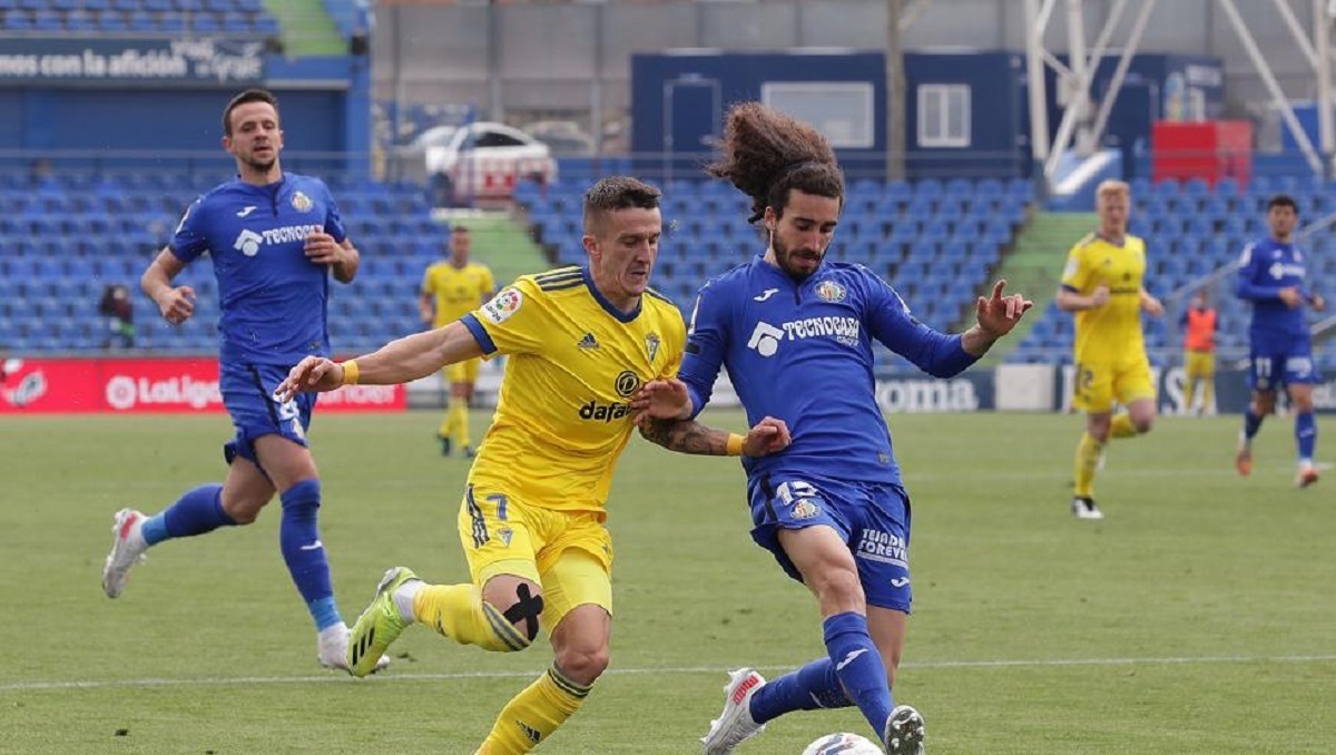 Salvi pelea con un balón con Cucurella
