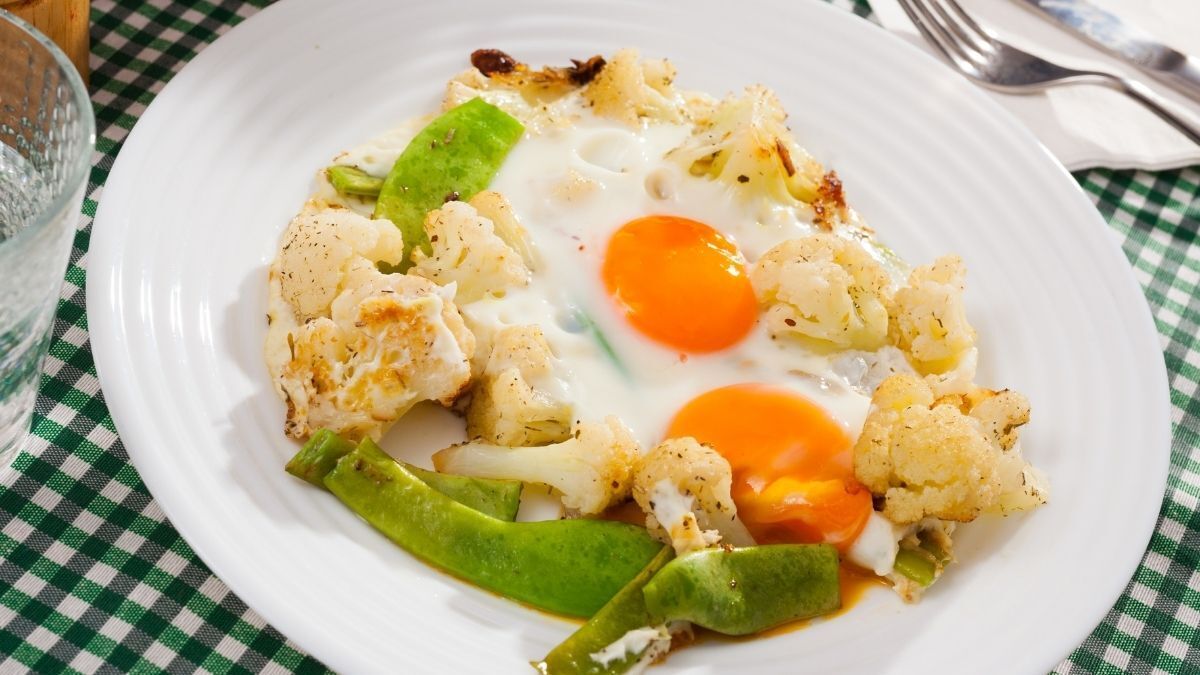 Huevos fritos con coliflor y judías