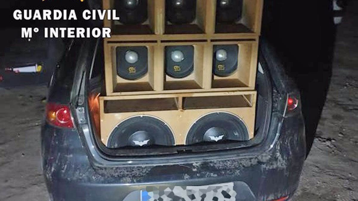 Coche altavoces Porcuna Guardia Civil