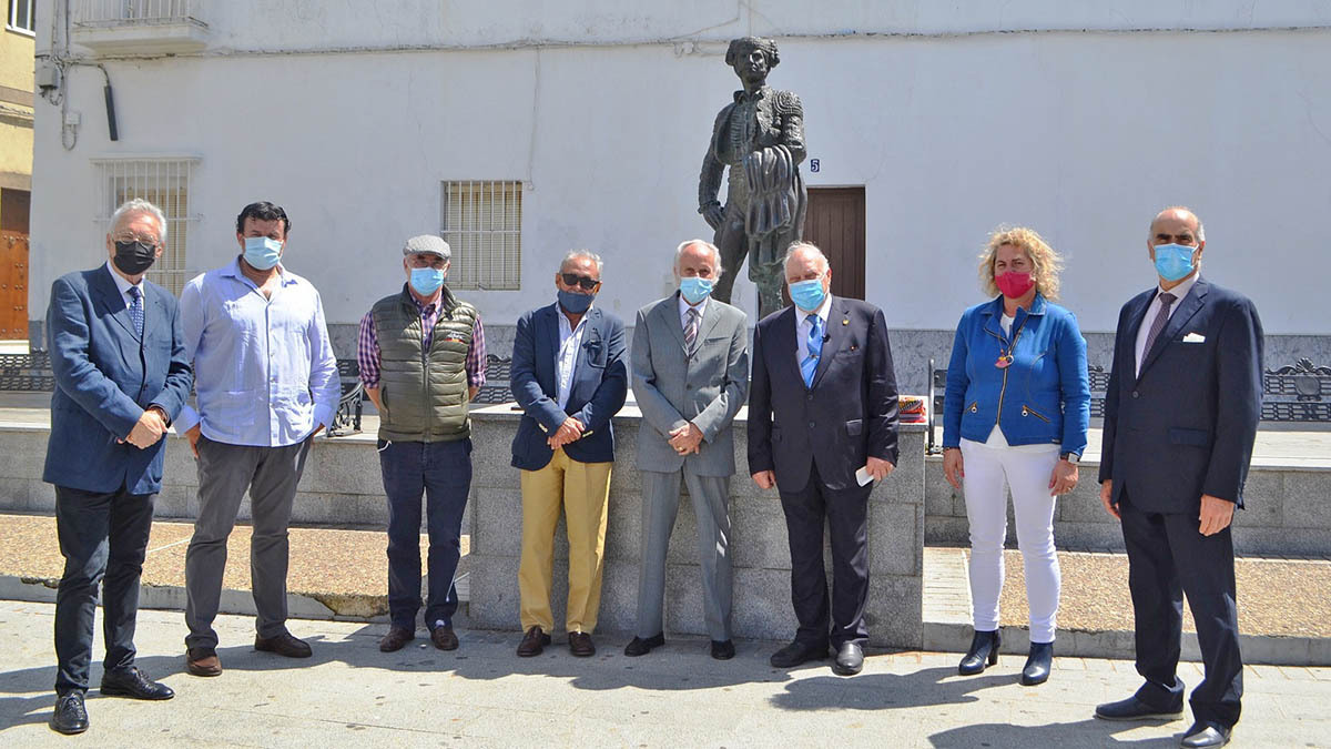 Ante la estatua de Paquiro