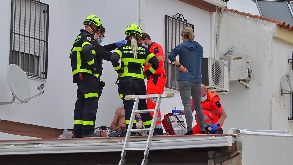 Rescate de Policía, Bomberos y Sanitarios a una persona herida en Jerez de la Frontera 