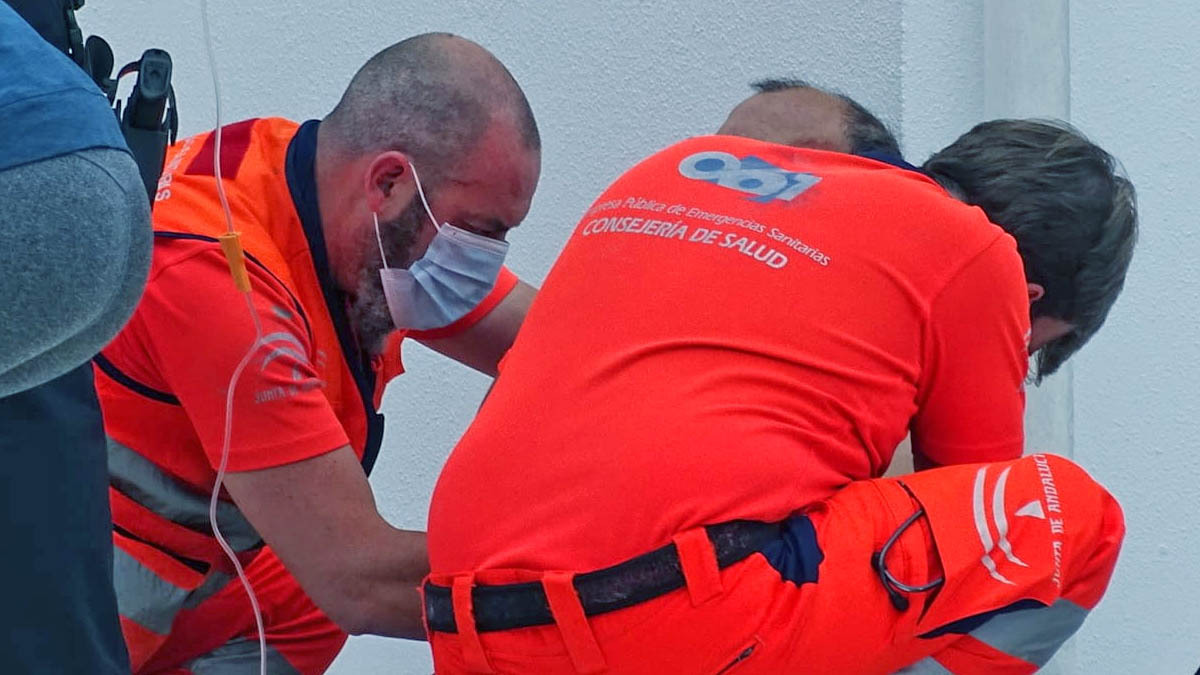 Sanitarios atienden a una persona herida en Jerez de la Frontera
