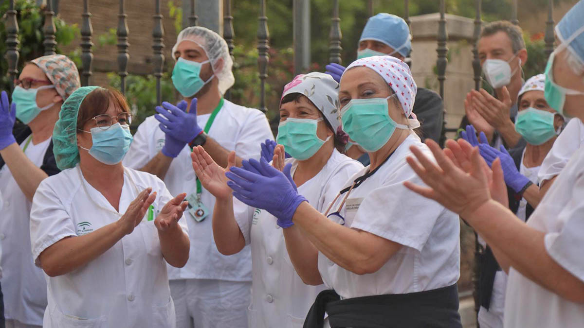 Sanitarios aplaudiendo en Andalucía