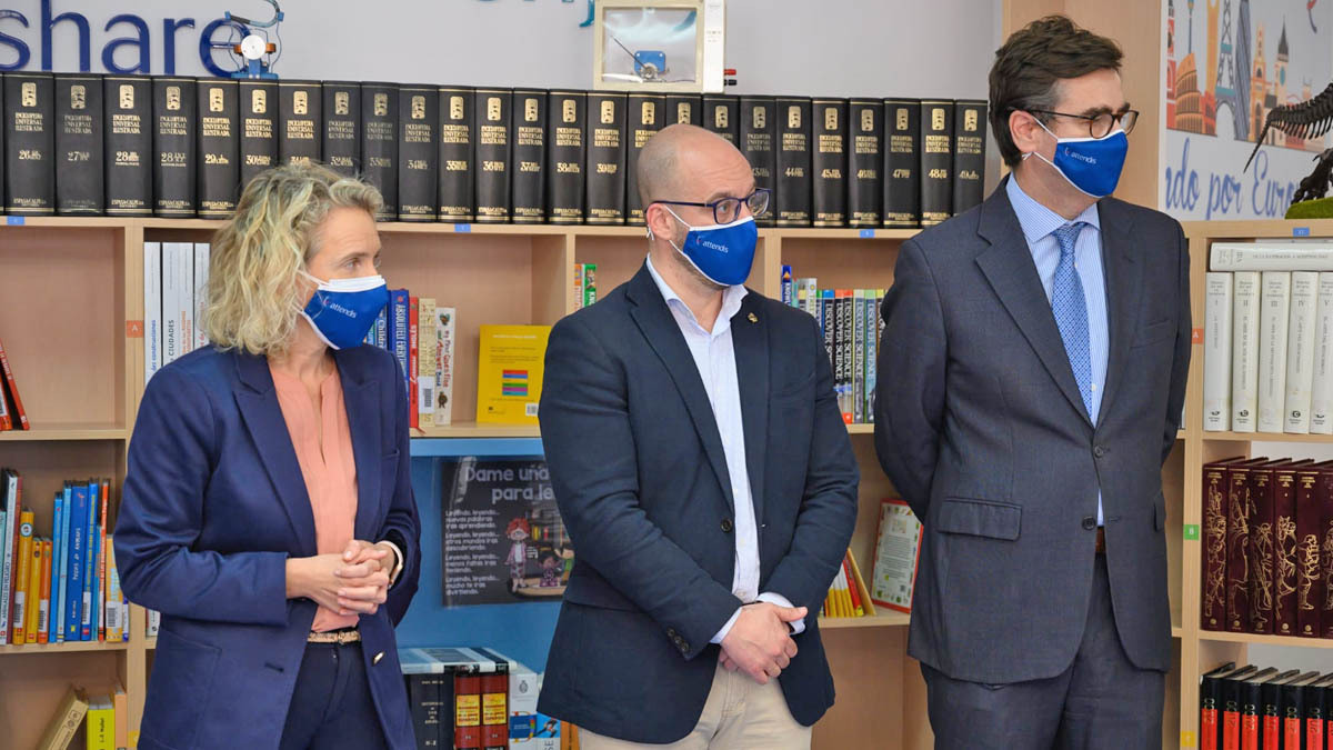Germán Beardo asiste en el colegio Grazalema-Guadalete a la inauguración de las bibliotecas IB