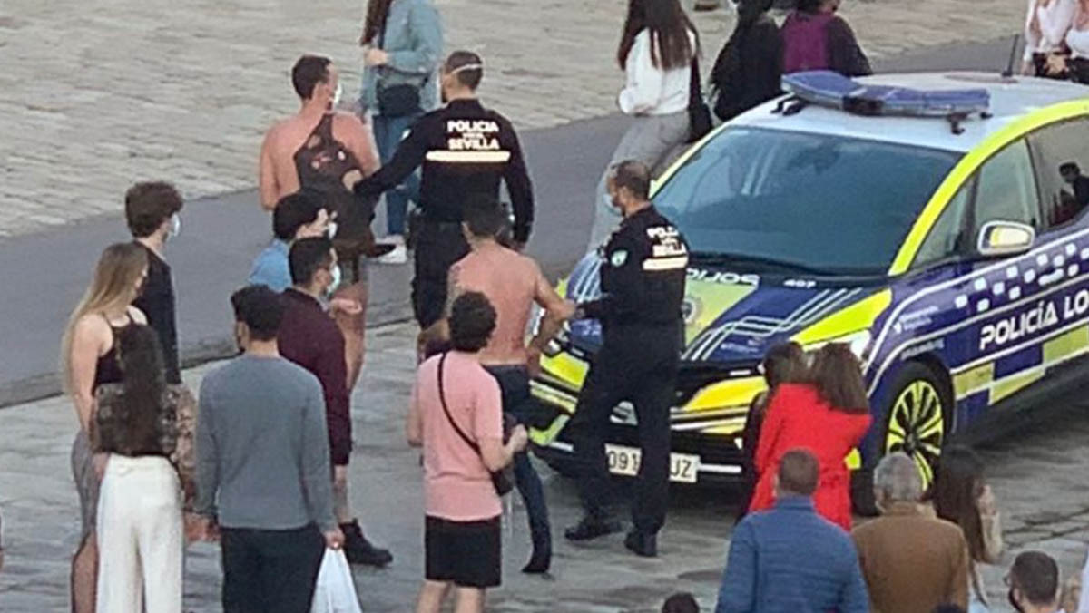 Policía Local detiene a estudiantes de Erasmus en Sevilla tras lanzarse al Guadalquivir