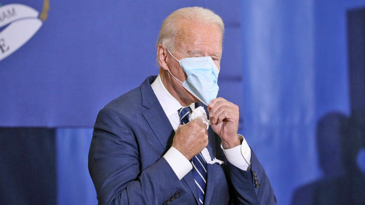 Joe Biden tiene dificultades para colocarse la mascarilla