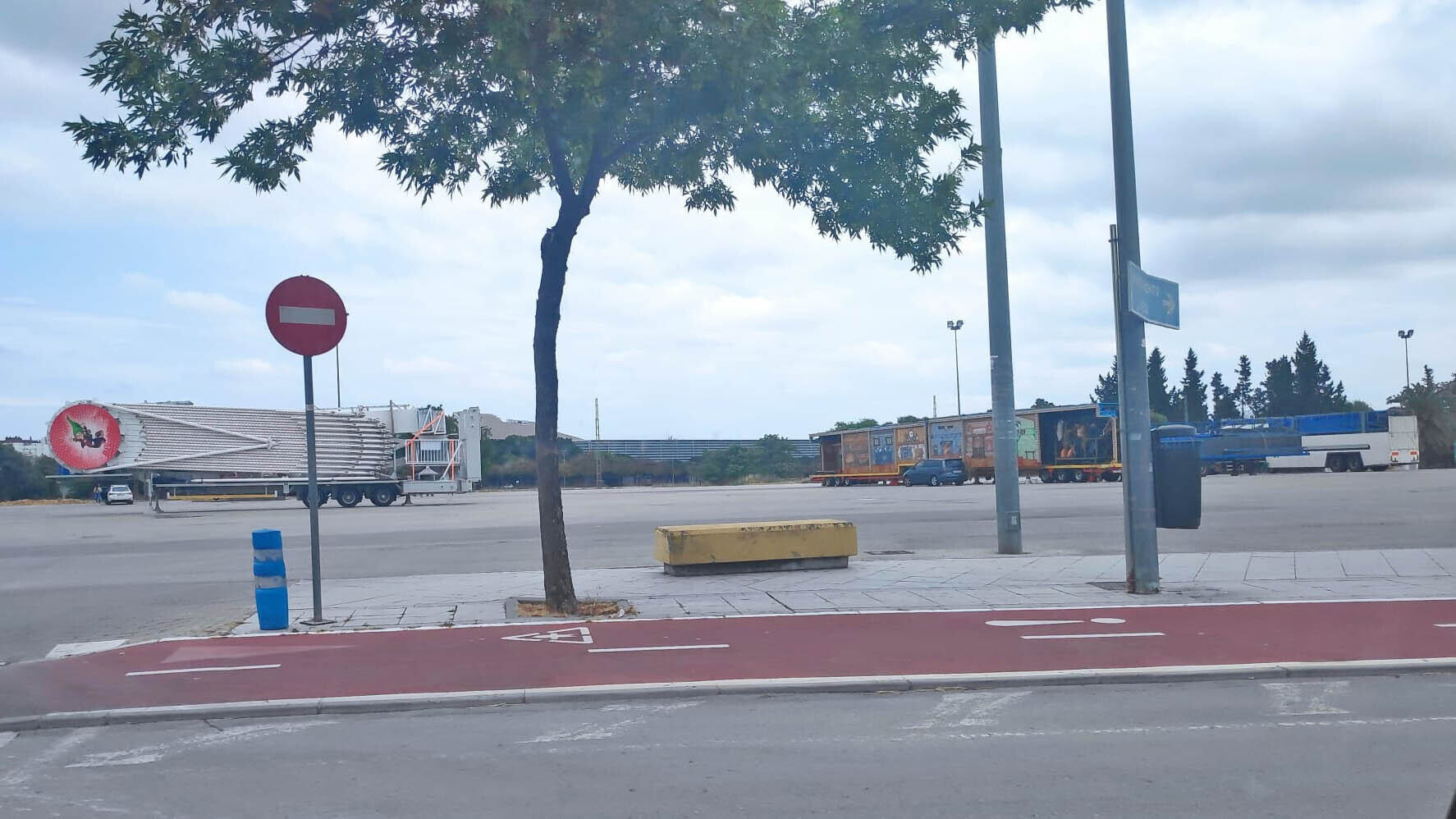 Llegan las atracciones - cacharritos a la Feria de Jerez