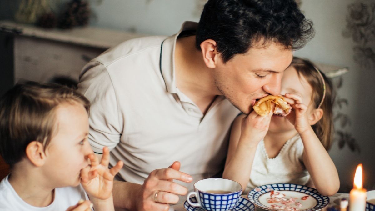 Comiendo crepes en familia
