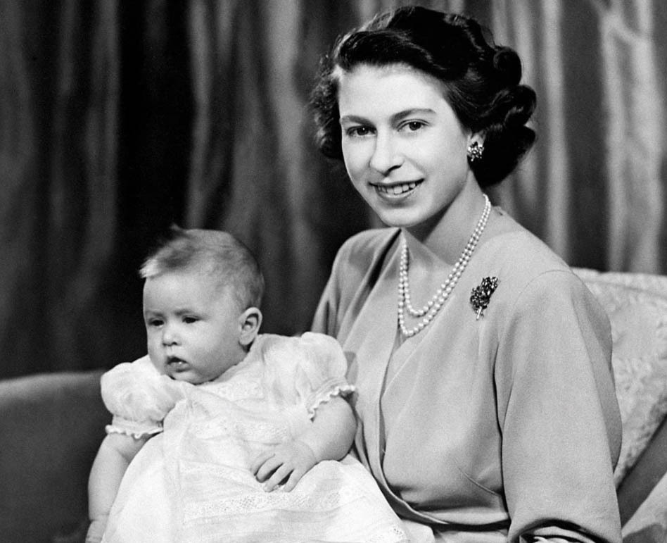 Reina Isabel II y el principe Carlos