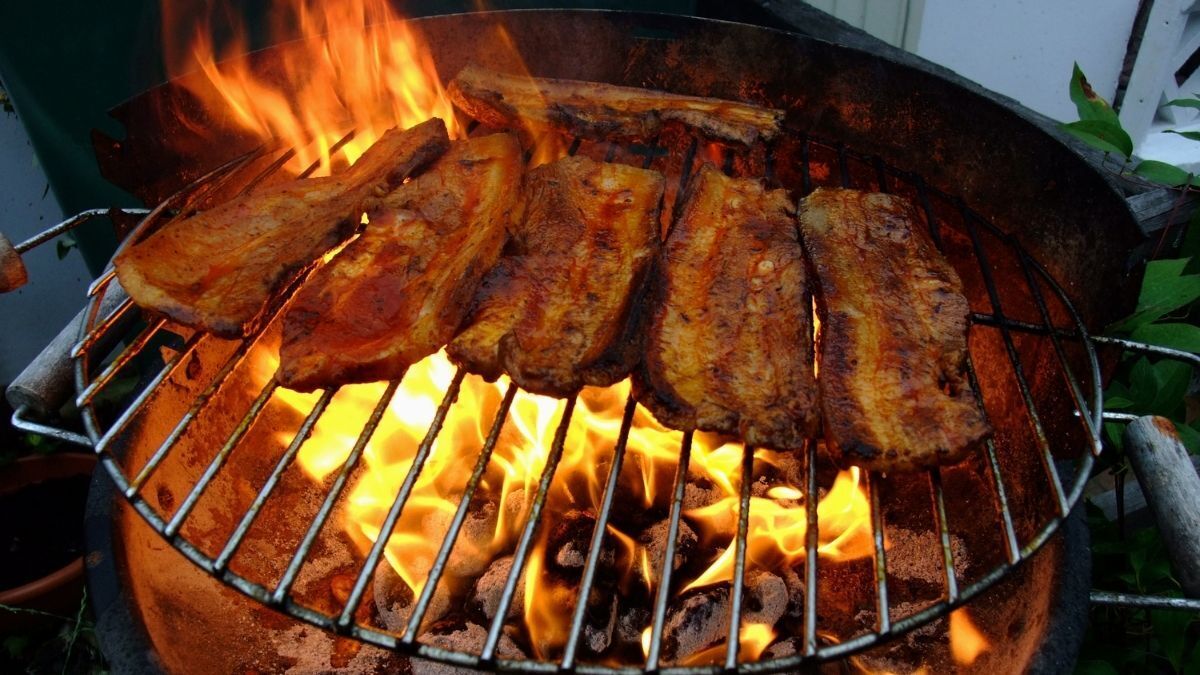 Cocinando carne con Barbacoa de carbón