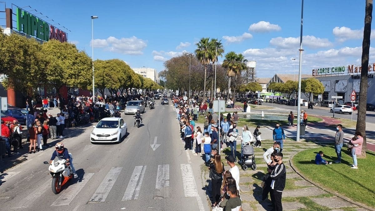 Aglomeración de personas y multas por la motorada en las calles de Jerez