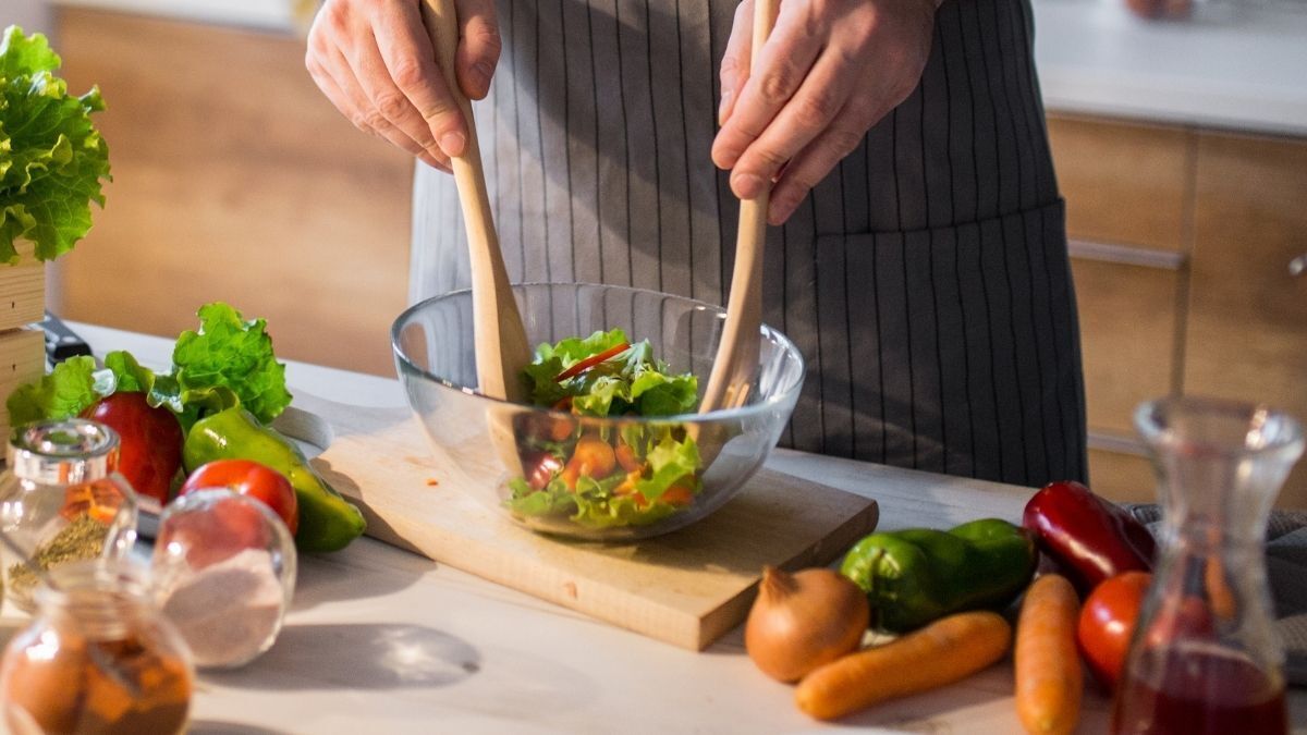 Preparando una ensalada para cenar