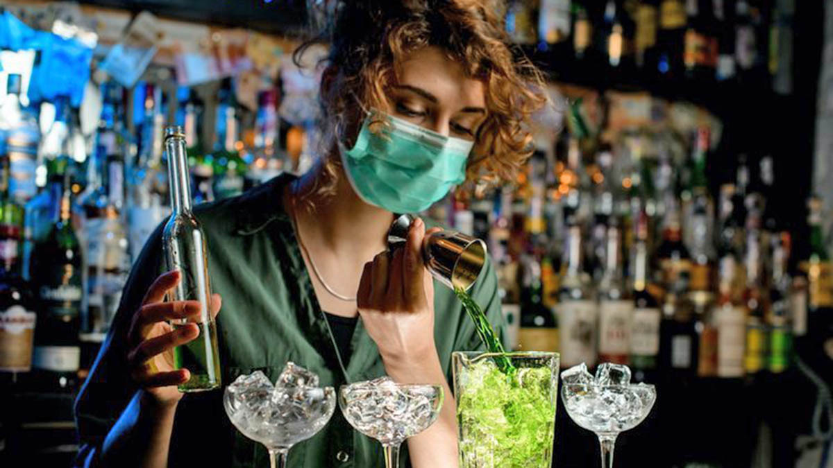 Camarera de discoteca con mascarilla